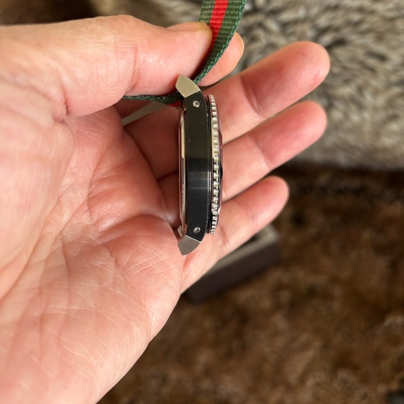 Gucci Men’s Diver Watch 40mm - Picture 12 of 14